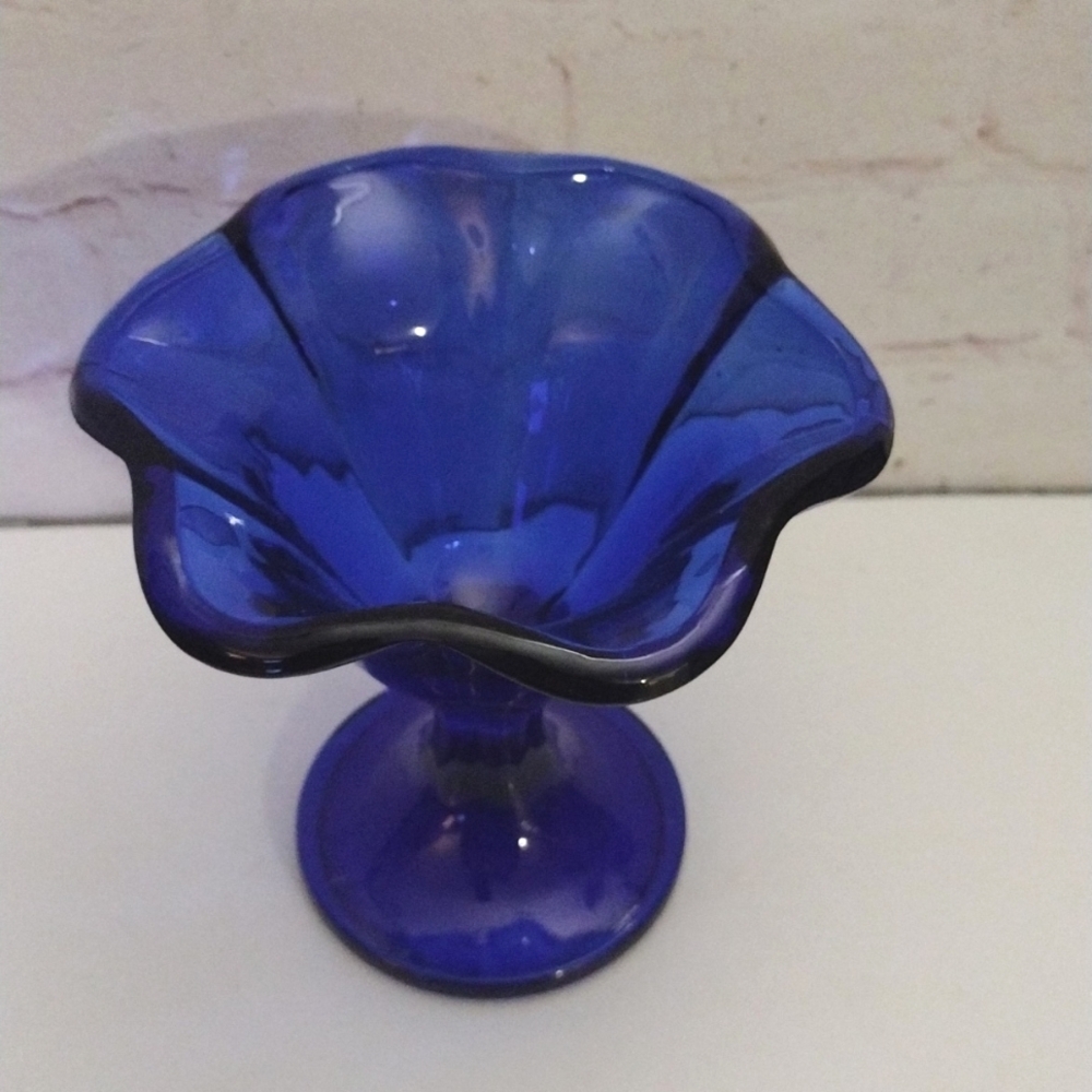 Vintage Italian Cobalt Blue Glass Tulip Cup - Picture 3 of 7